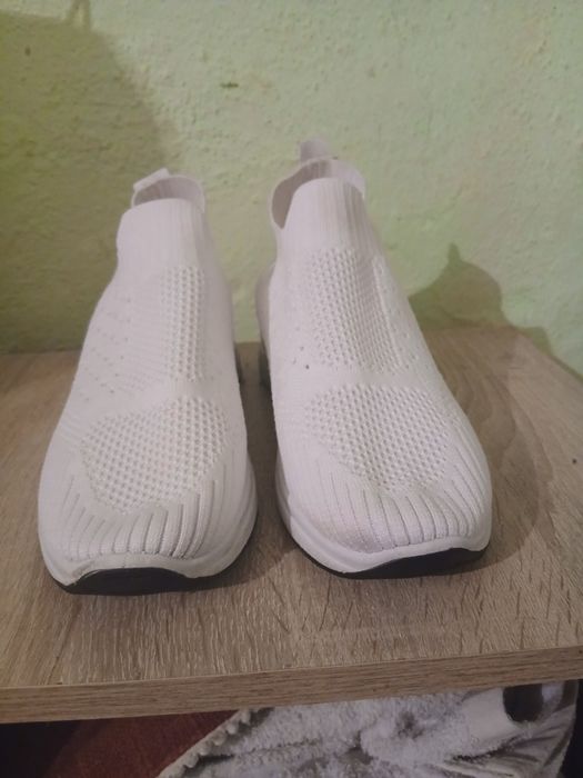 Vănd adidasi marimea 38 cu urme de utilizare