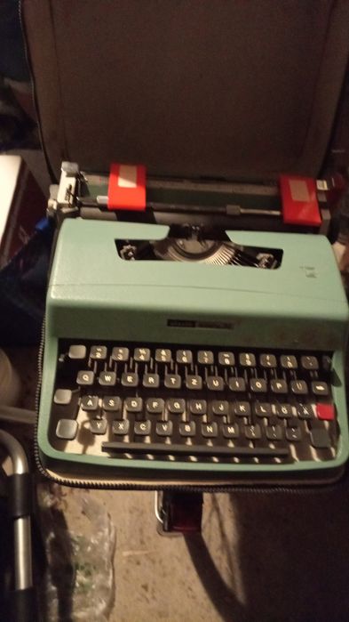 Mașină de scris vintage olivetti lettera 32