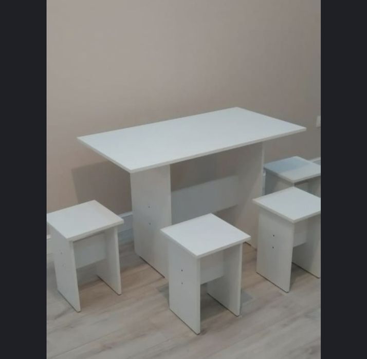 Стол и табуретки