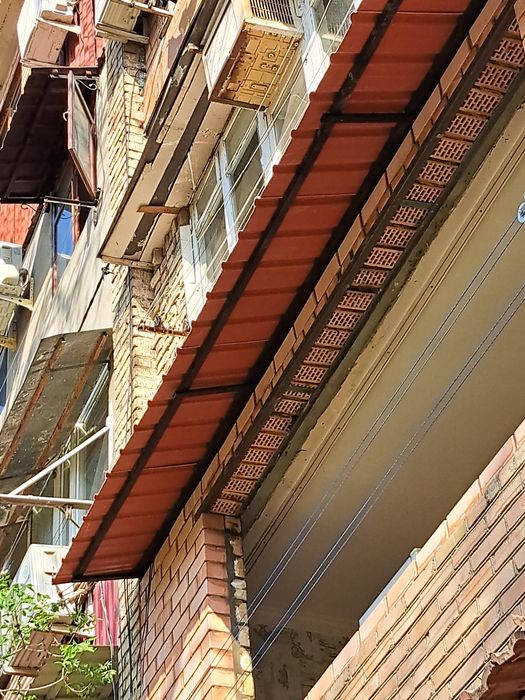 Установка козырьков над окнами