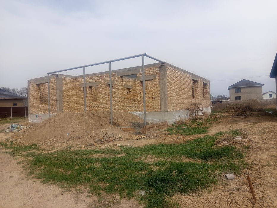 Продается кирпичный дом без крыши!