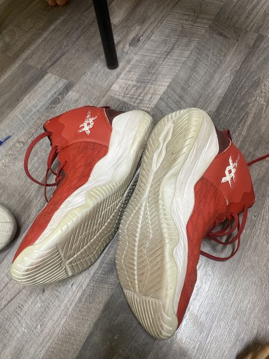 Спортивные кроссовки