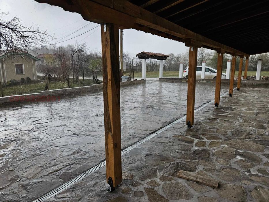 Къща в гр. Априлци, кв. Острец, РЗП 633 кв.м.