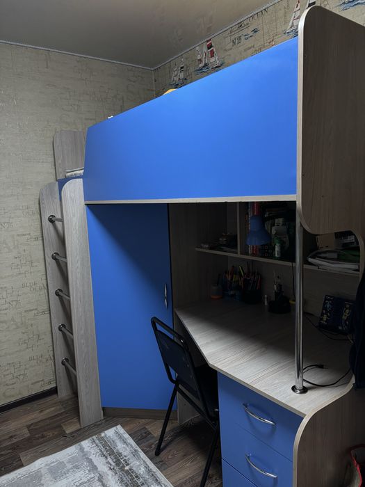 Продам кровать с партой.