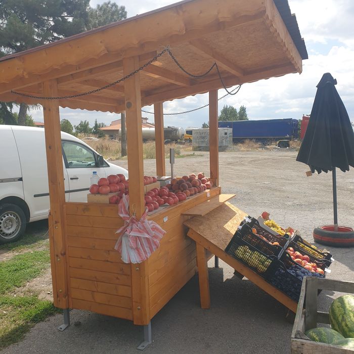 Пазарска маса метална,облечена с  дърво