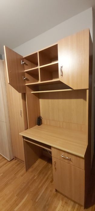Birou cu dulap deasupra și multe spații utile