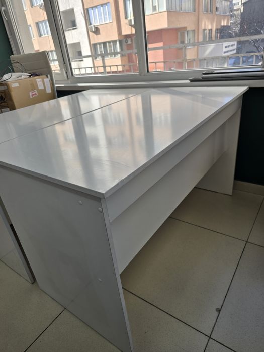 Стол офисный белый и стулья