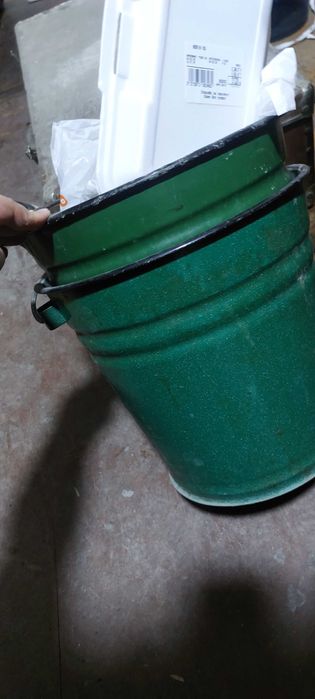 Срочно продаю 2 эмалированых  ведра
