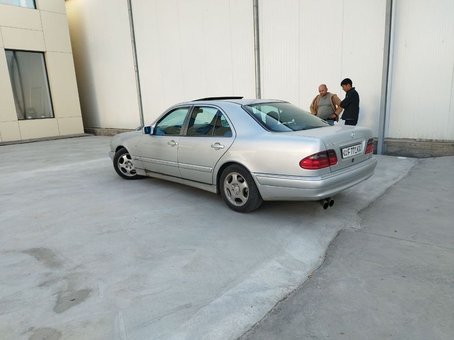 Продаётся автомобиль Мерседес Бенс 210