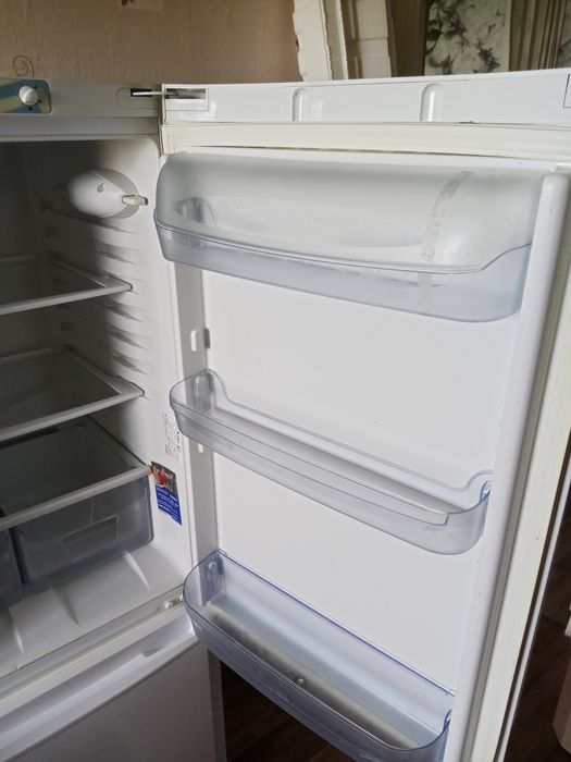 Продаётся холодильник indesit