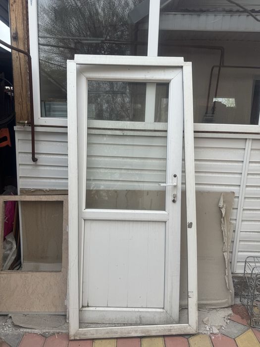 Продам пластиковую дверь