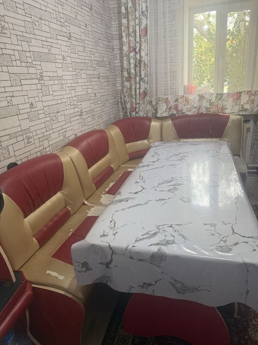 Угловой диван и стол