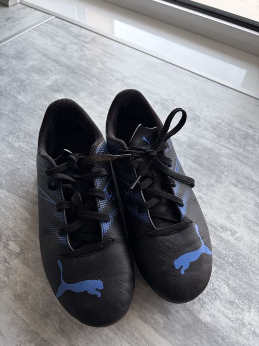 Футболни обувки Nike и Puma.