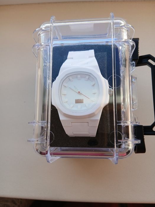 Продам новые белые часы