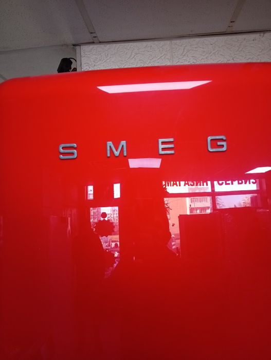 Като нов червен комбиниран хладилник с фризер Smeg  ретро дизайн