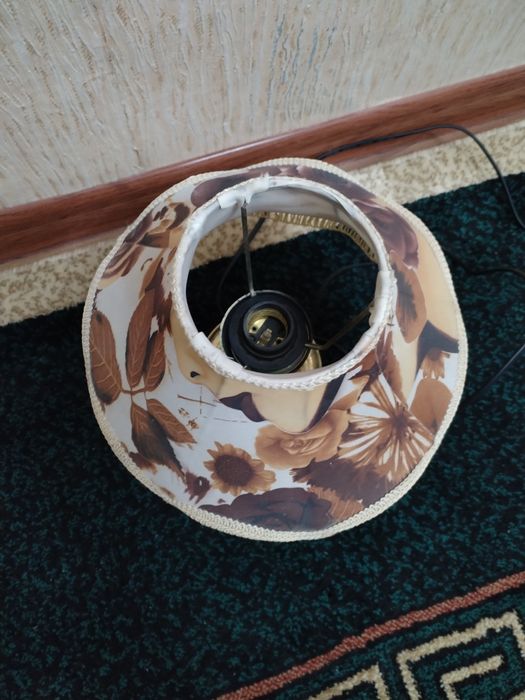 Лампа настольная или прикроватная по обстановке