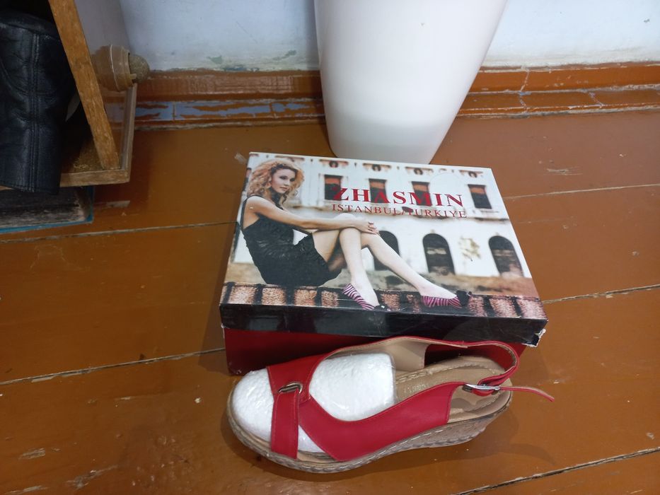 Женская обувь разная