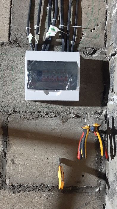 Хороший опытный  электрик