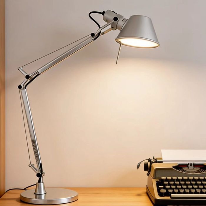 Настольная лампа в стиле Tolomeo