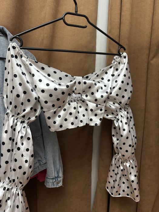 Бял топ с точки