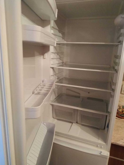Холодильник Indesit,рабочий,только не морозит,нужно фреон закачать.Б/у