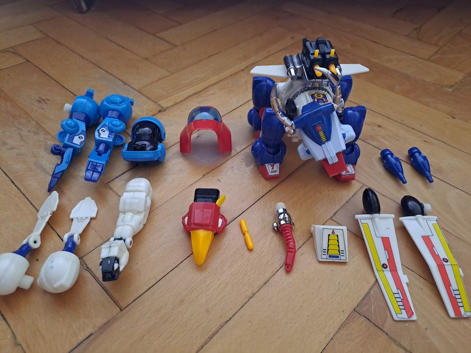 Стар соц робот-играчка и кола-самолет