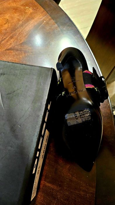 DIESEL дамски черни обувки на ток, с Регулируеми цветни каишки.