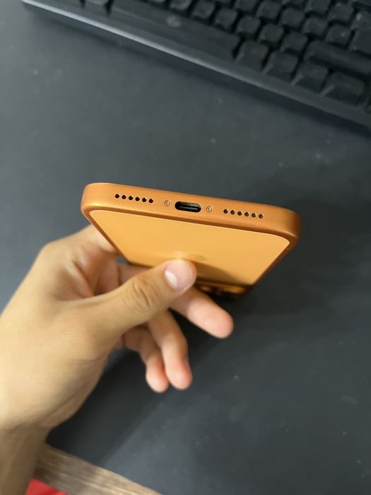 Смартфон на Android в стиле iPhone 17 Pro Max
