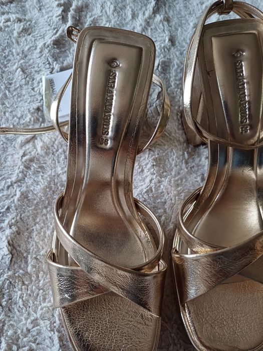 Сандали златисти на ток и платформа