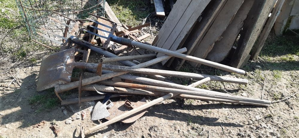 Подарявам дърва за огрев и стари инструменти