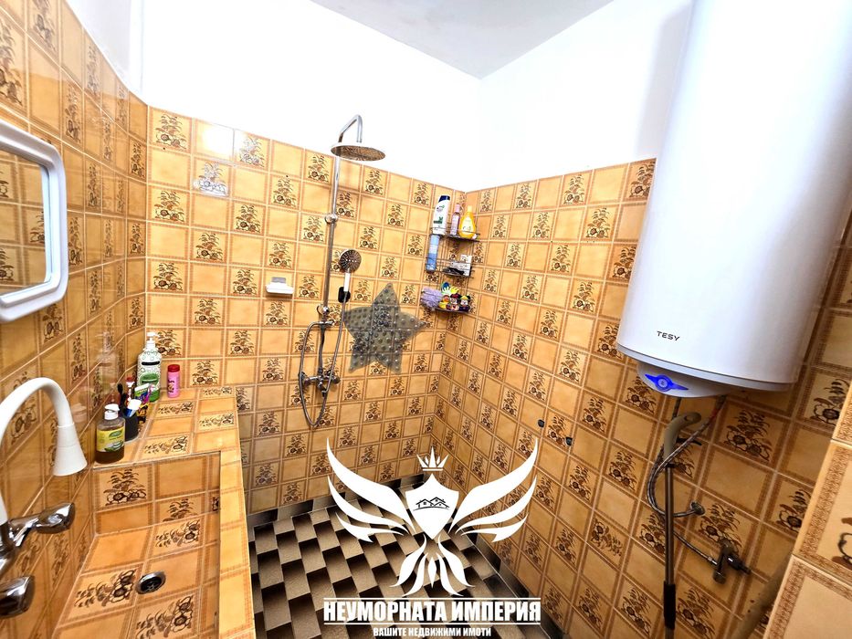 Продавам тристаен/четиристаен 121кв.м. с гараж, изба и таван в гр.Асеновград широк център