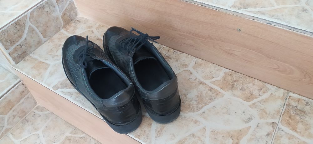 Различни стилни обувки