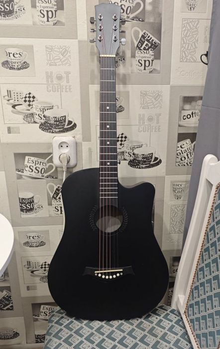 Продам акустическую гитару