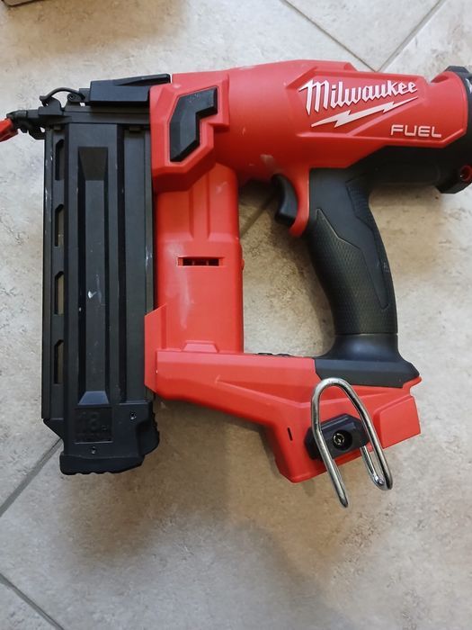 Pistol pentru cuie Milwaukee M18