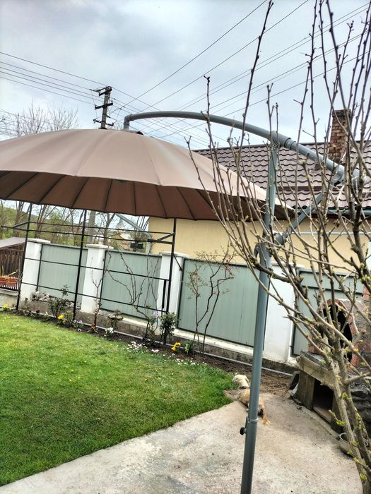 Umbrela de vânzare aproape nouă este din material foarte rezistent la apa este aproape nouă.