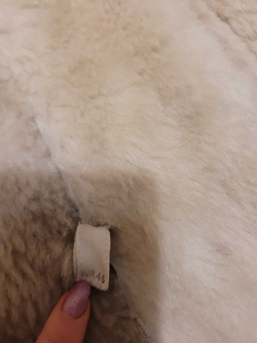 Cojoc natutal, model vechi, bine intretinut, culoarea gri, marimea 4