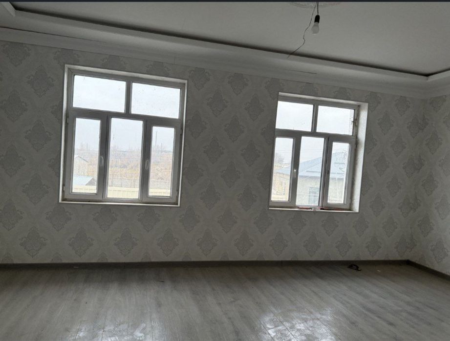 Uy sotiladi 2 etajlik 1.5 sotik pishgan gishtdan qurilgan