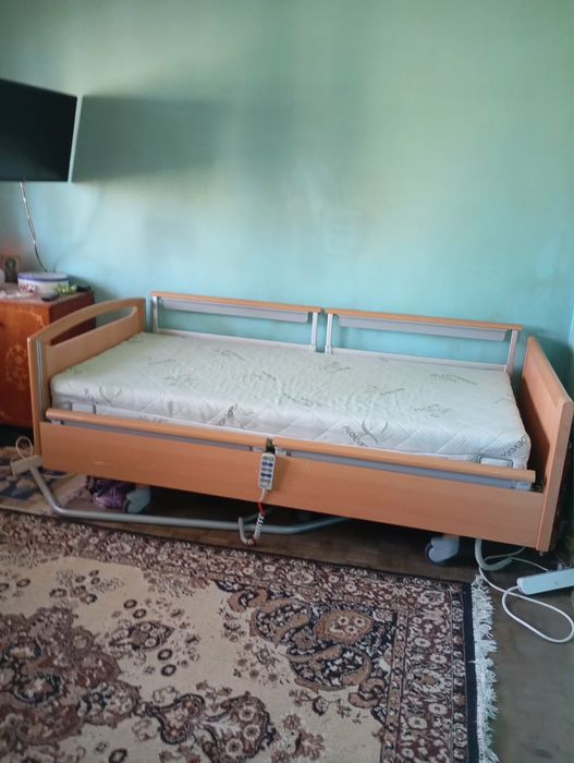 Pat medical electric Vitavia cu saltea - stare foarte buna