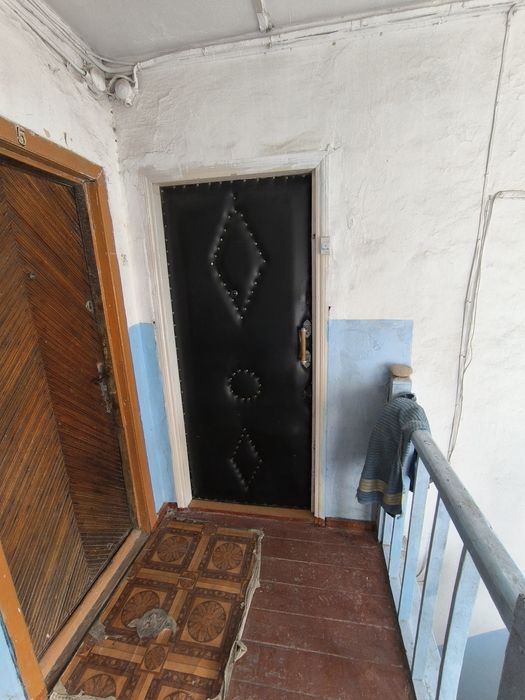 1 ком квартиру Спутник 8. Второй этаж. 32 м2 акфа. В деревянном доме.