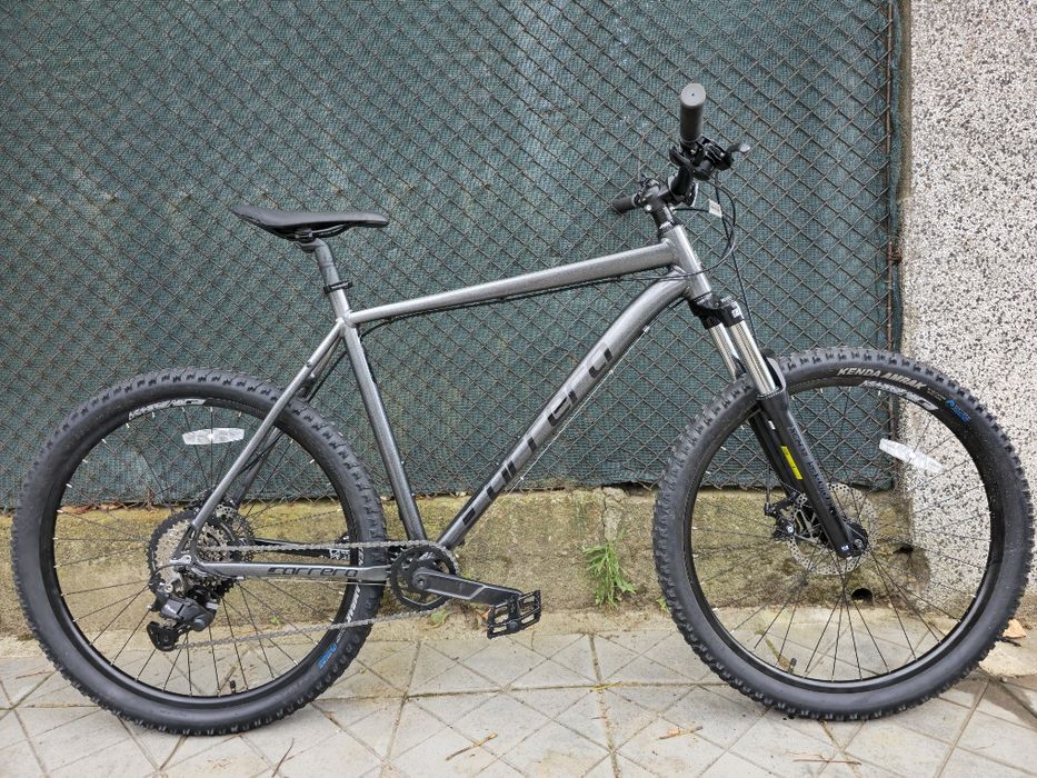 Като нов 2026г. XL Carrera Vengeance 1х8 скорости Shimano Essa Дискови спирачки 27.5 цола Алуминиев Английски велосипед