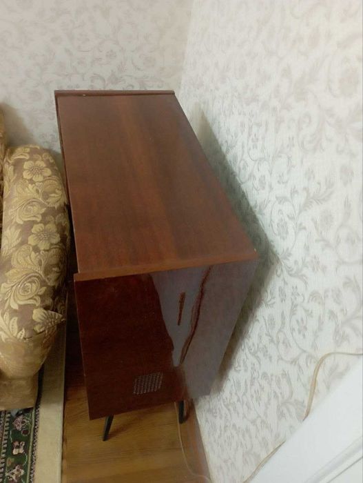 Продается срочно  тумбочка для книг на ножках 84*62*30см