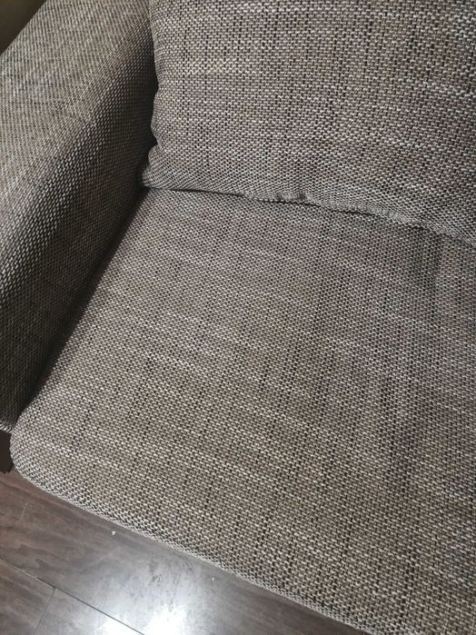 Ъглов диван с възглавници.