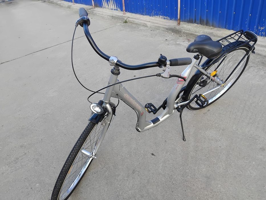 Vând bicicleta cu cadru jos pentru damă