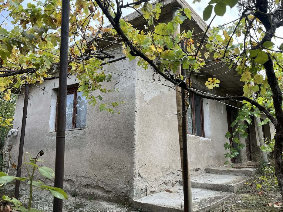 Продава се двуетажна къща в С. Помощник