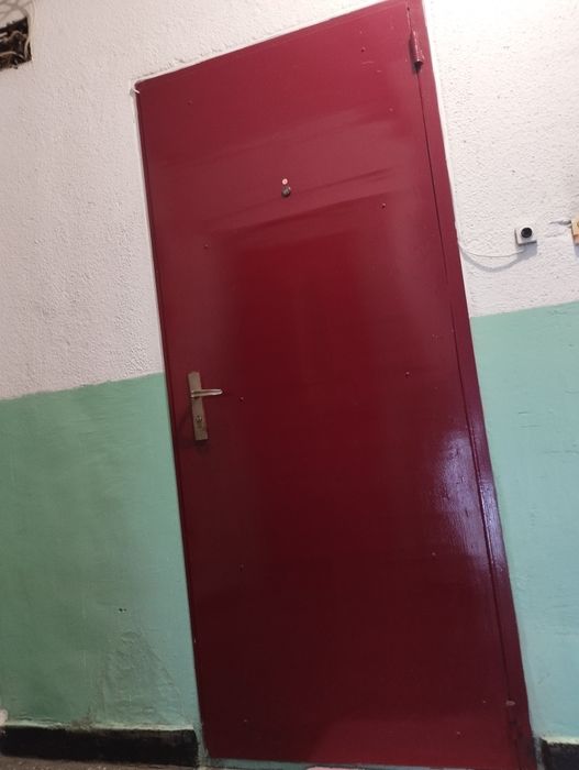 Желязна външна врата