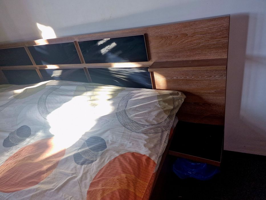 Dormitor: pat 180/200, dressing 3 uși, comoda sertare