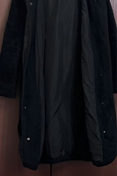 Пальто с капюшоном черное .