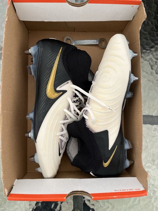 Футболни бутонки Nike Phantom Luna ||