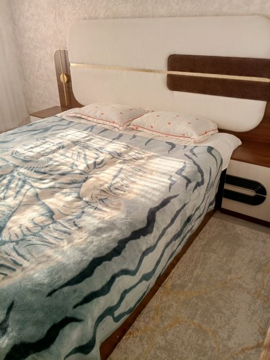 Продается двухспальная кровать и сафо