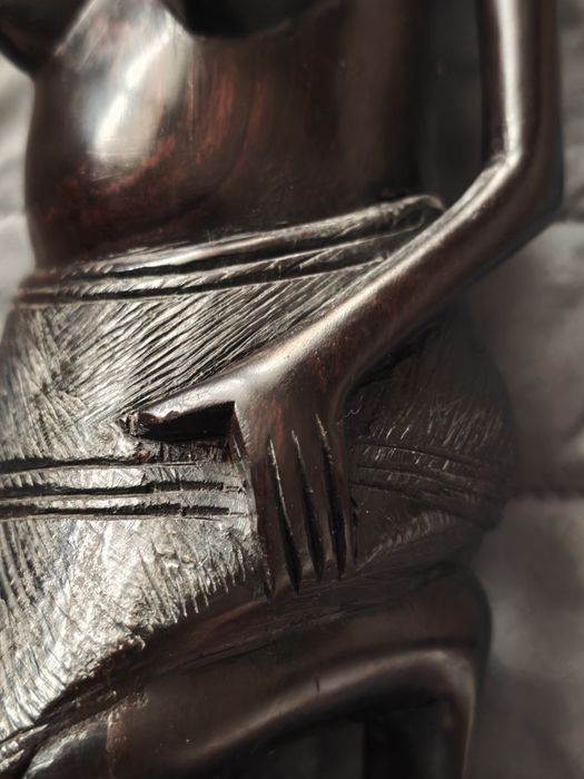 Statuetă africană sculptată manual din lemn de abanos – 35 cm